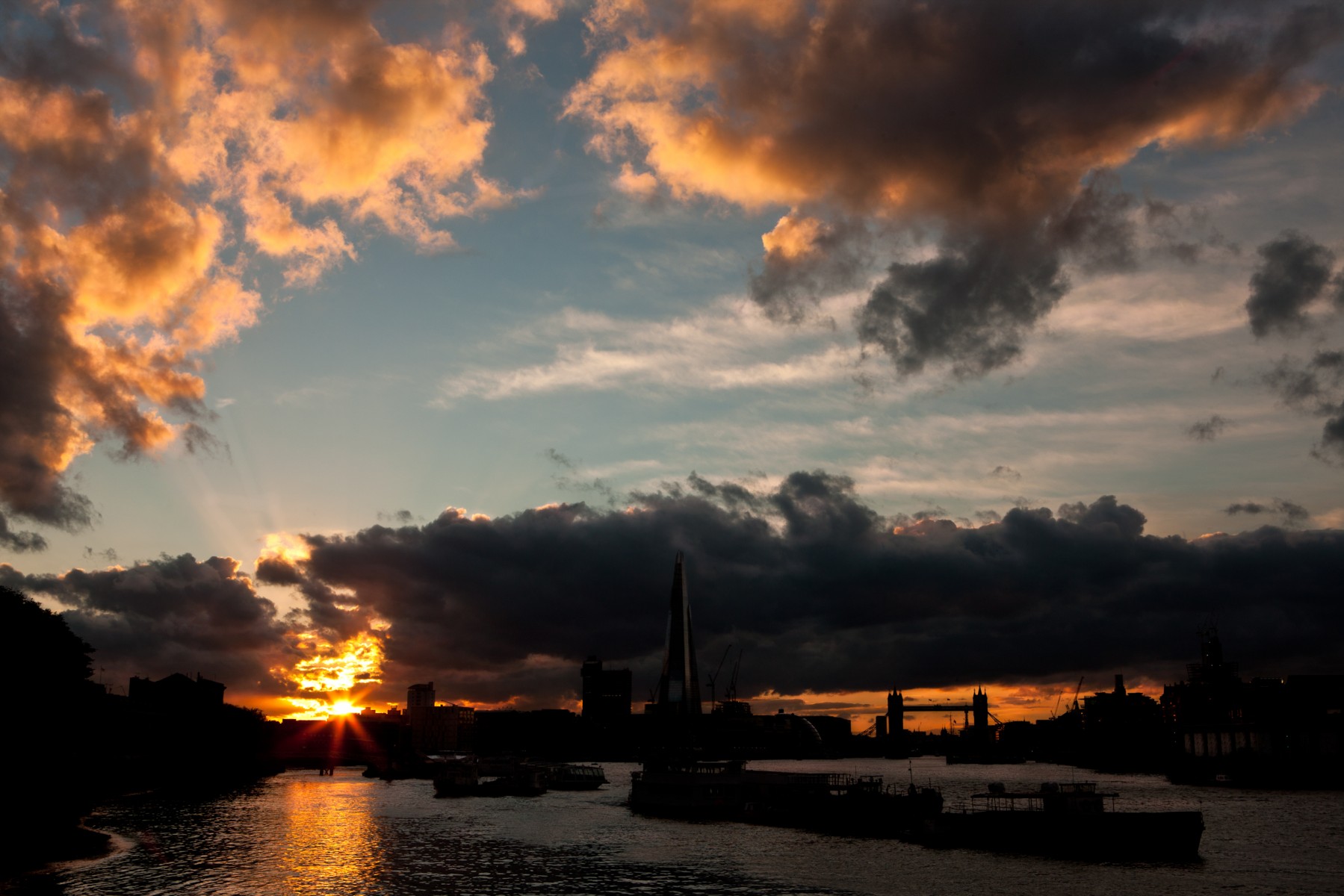 Setting sun on Thames skyline